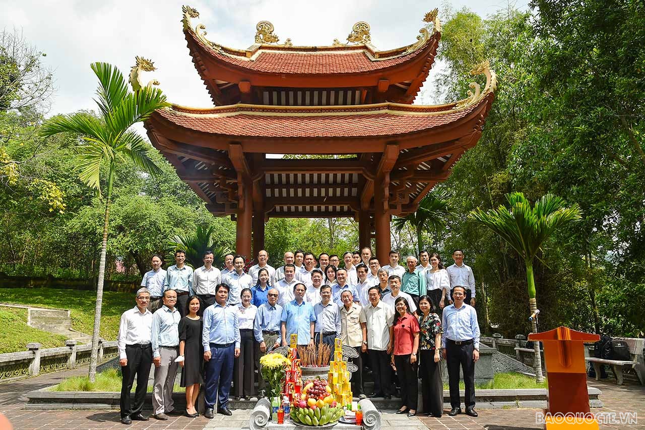 Đoàn Bộ Ngoại giao về nguồn dịp kỷ niệm 77 năm thành lập Ngành