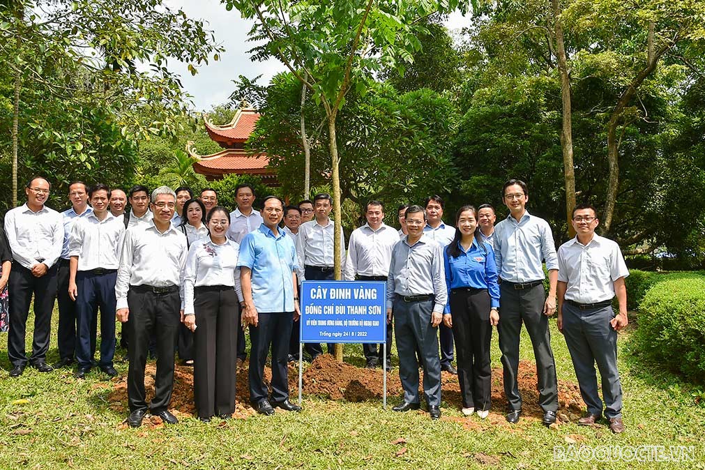 Đoàn Bộ Ngoại giao về nguồn dịp kỷ niệm 77 năm thành lập Ngành