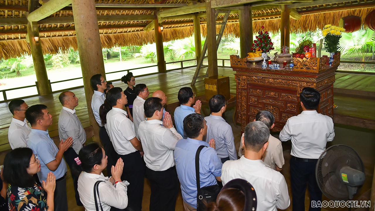 Đoàn cũng đã đến thăm Di tích đình Tân Trào: đình Tân Trào là nơi tổ chức họp Quốc dân Đại hội (ngày 16 và 17/8/1945) - đại hội được ví như Hội nghị Diên Hồng thứ hai trong lịch sử nước ta.