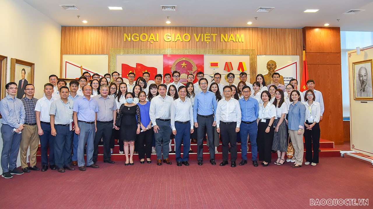 Cán bộ Ngoại giao thăm ‘địa chỉ đỏ’ - Nhà Truyền thống Bộ Ngoại giao