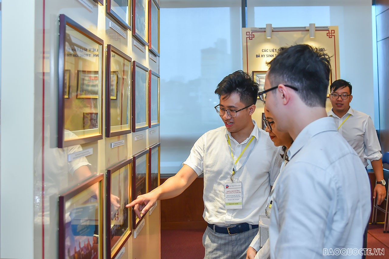 Cán bộ Ngoại giao thăm ‘địa chỉ đỏ’ - Nhà Truyền thống Bộ Ngoại giao