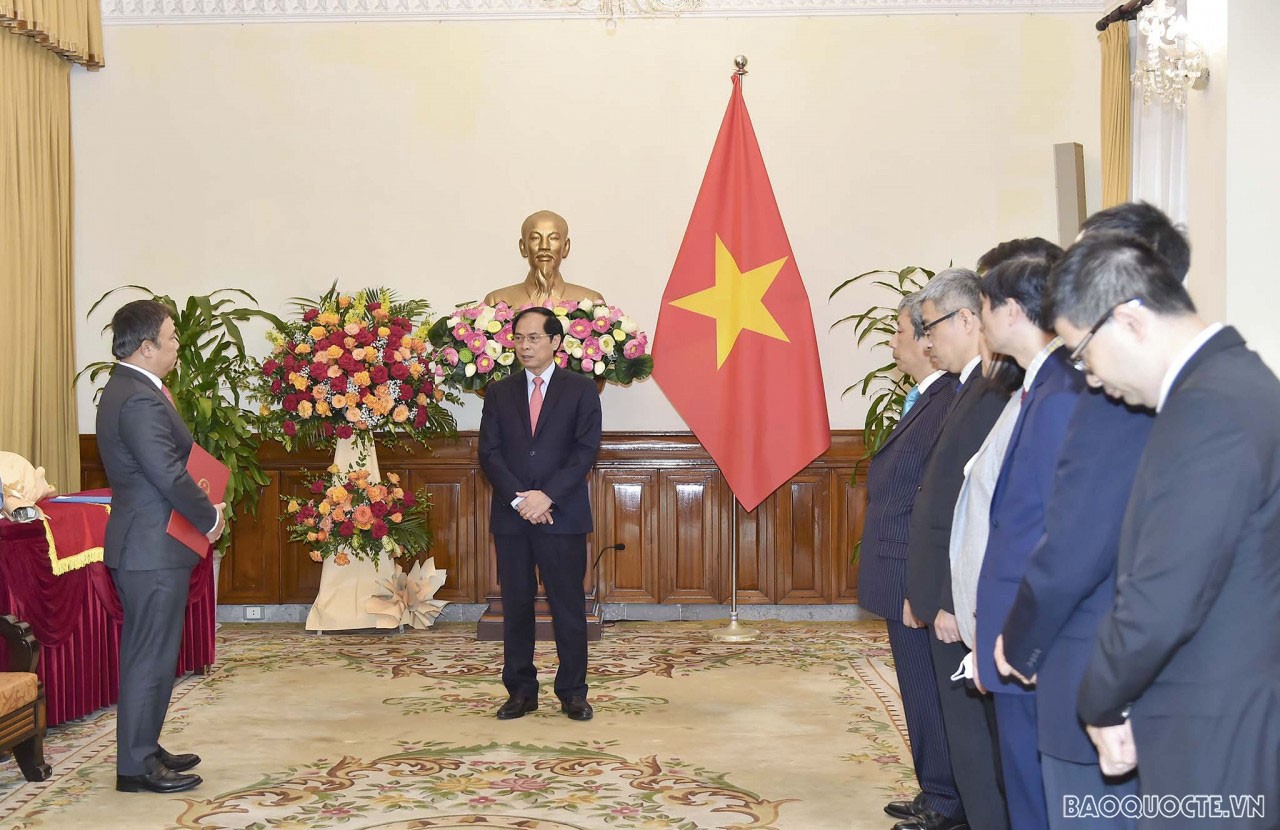 Bộ trưởng Ngoại giao trao quyết định bổ nhiệm Tổng lãnh sự Việt Nam tại Thượng Hải