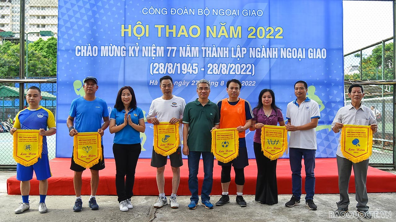  Công đoàn Bộ hi vọng Hội thao sẽ tạo nên một không khí sôi động, đoàn kết, hứng khởi, góp phần vào việc chăm lo đời sống văn hóa tinh thần của cán bộ nhân viên Bộ Ngoại giao.