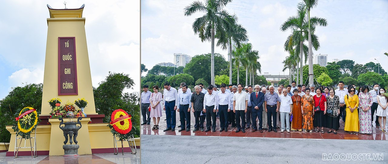 Ngày 31/8/2022, Bộ trưởng Ngoại giao Bùi Thanh Sơn dâng hương dịp kỷ niệm 110 năm ngày sinh cố Bộ trưởng Ngoại giao Xuân Thủy. (Ảnh: Tuấn Anh) Ngày 31/8/2022, Bộ trưởng Ngoại giao Bùi Thanh Sơn dâng hương dịp kỷ niệm 110 năm ngày sinh cố Bộ trưởng Ngoại giao Xuân Thủy. (Ảnh: Tuấn Anh)