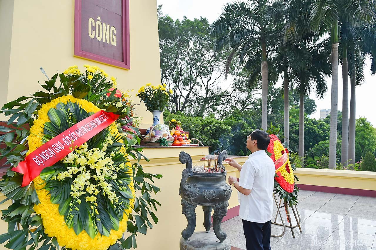 Ngày 31/8/2022, Bộ trưởng Ngoại giao Bùi Thanh Sơn dâng hương dịp kỷ niệm 110 năm ngày sinh cố Bộ trưởng Ngoại giao Xuân Thủy. (Ảnh: Tuấn Anh) Ngày 31/8/2022, Bộ trưởng Ngoại giao Bùi Thanh Sơn dâng hương dịp kỷ niệm 110 năm ngày sinh cố Bộ trưởng Ngoại giao Xuân Thủy. (Ảnh: Tuấn Anh)