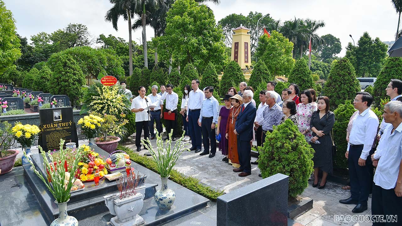 Ngày 31/8/2022, Bộ trưởng Ngoại giao Bùi Thanh Sơn dâng hương dịp kỷ niệm 110 năm ngày sinh cố Bộ trưởng Ngoại giao Xuân Thủy. (Ảnh: Tuấn Anh) Ngày 31/8/2022, Bộ trưởng Ngoại giao Bùi Thanh Sơn dâng hương dịp kỷ niệm 110 năm ngày sinh cố Bộ trưởng Ngoại giao Xuân Thủy. (Ảnh: Tuấn Anh)