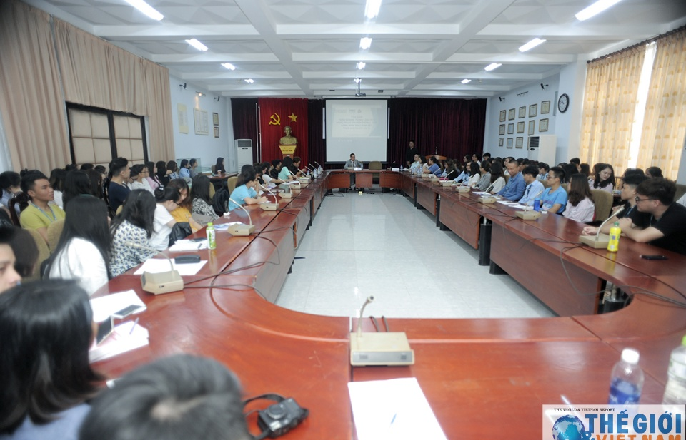 Sinh viên Ngoại giao với kinh doanh trong lĩnh vực Nghệ thuật truyền thống