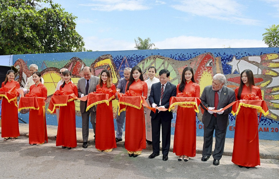 Khánh thành tranh gốm Chile trên Con đường gốm sứ