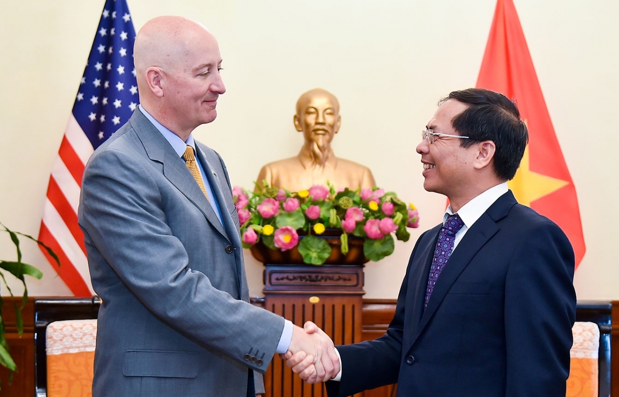Thứ trưởng Thường trực Bùi Thanh Sơn tiếp Thống đốc bang Nebraska, Hoa Kỳ