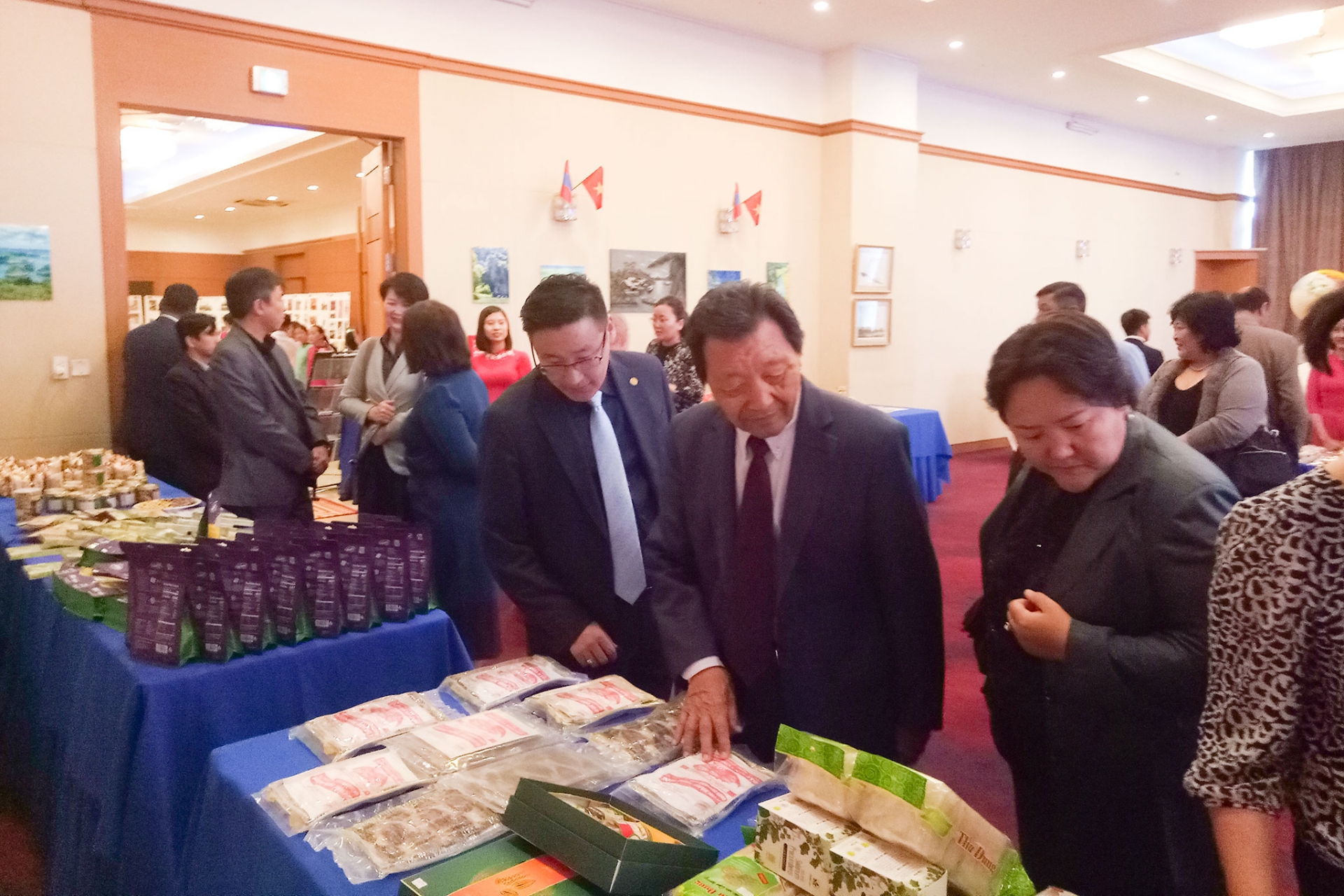 Triển lãm kỷ niệm 65 năm quan hệ Việt Nam-Mông Cổ Triển lãm kỷ niệm 65 năm quan hệ Việt Nam-Mông Cổ