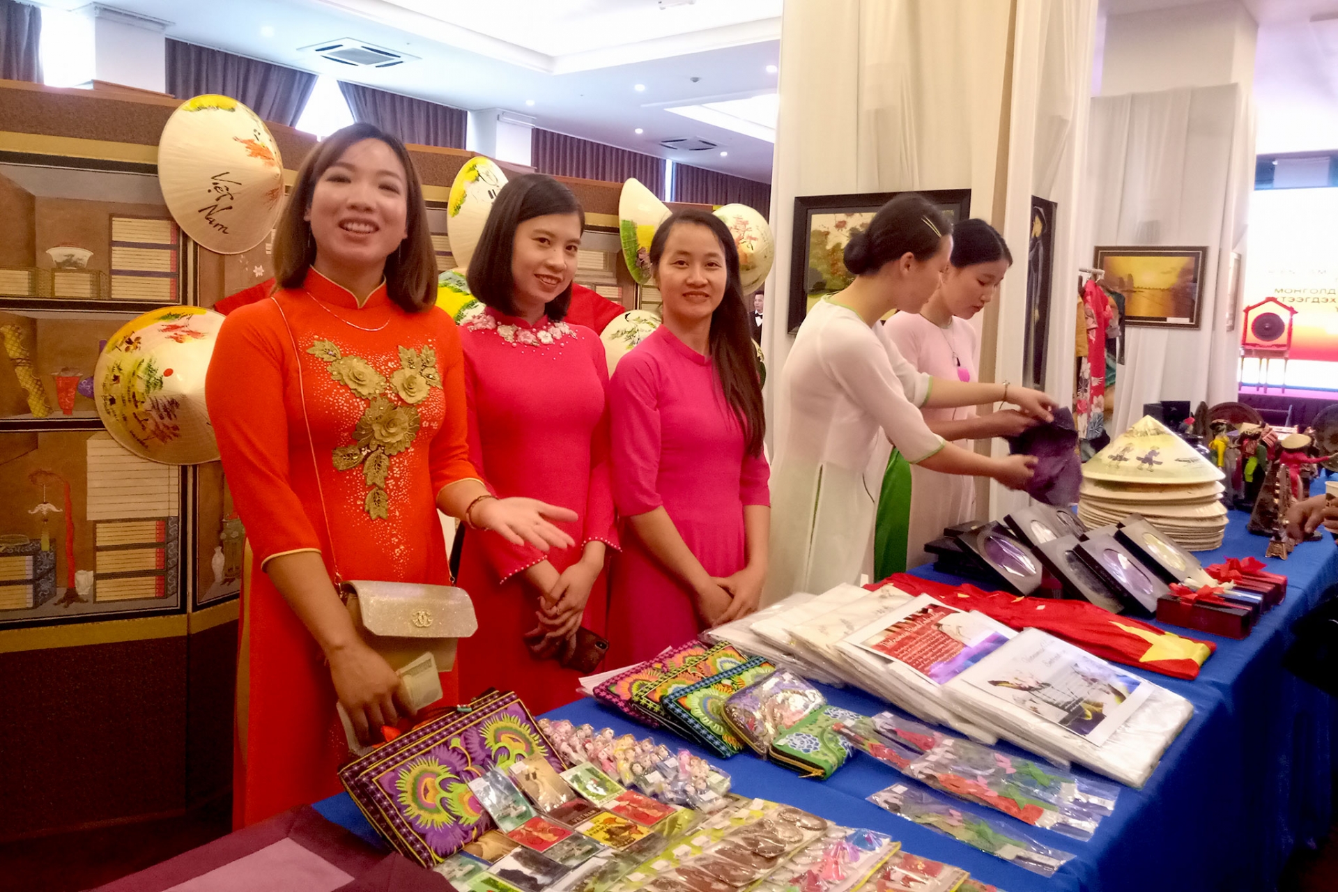 Triển lãm kỷ niệm 65 năm quan hệ Việt Nam-Mông Cổ Triển lãm kỷ niệm 65 năm quan hệ Việt Nam-Mông Cổ