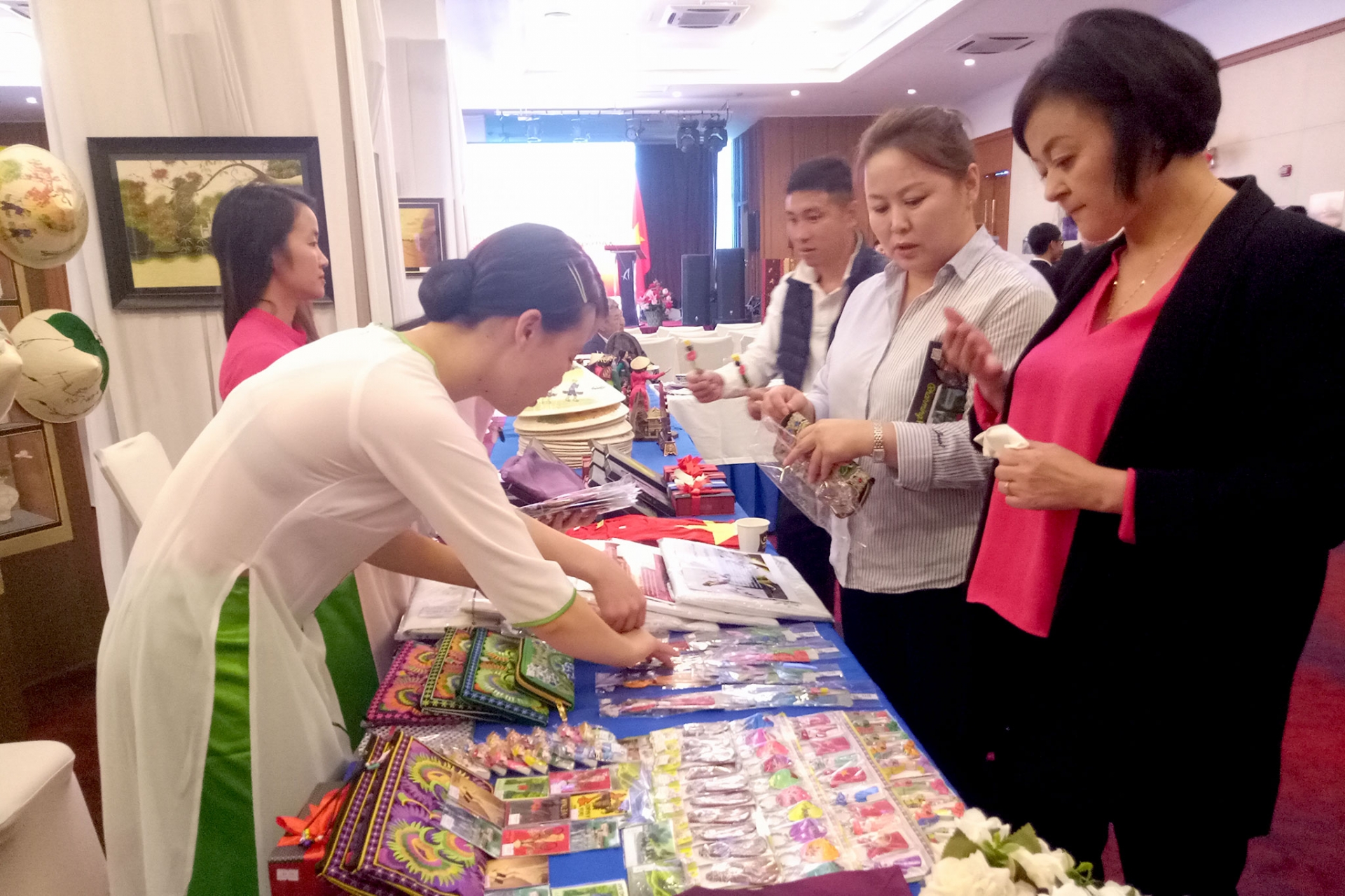 Triển lãm kỷ niệm 65 năm quan hệ Việt Nam-Mông Cổ Triển lãm kỷ niệm 65 năm quan hệ Việt Nam-Mông Cổ