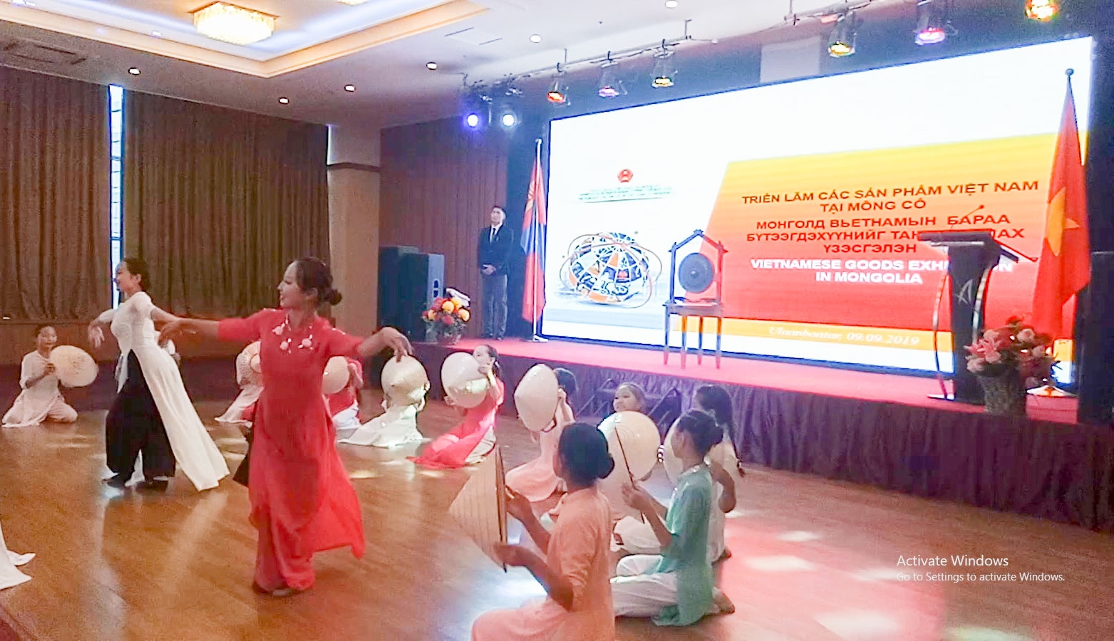 Triển lãm kỷ niệm 65 năm quan hệ Việt Nam-Mông Cổ Triển lãm kỷ niệm 65 năm quan hệ Việt Nam-Mông Cổ