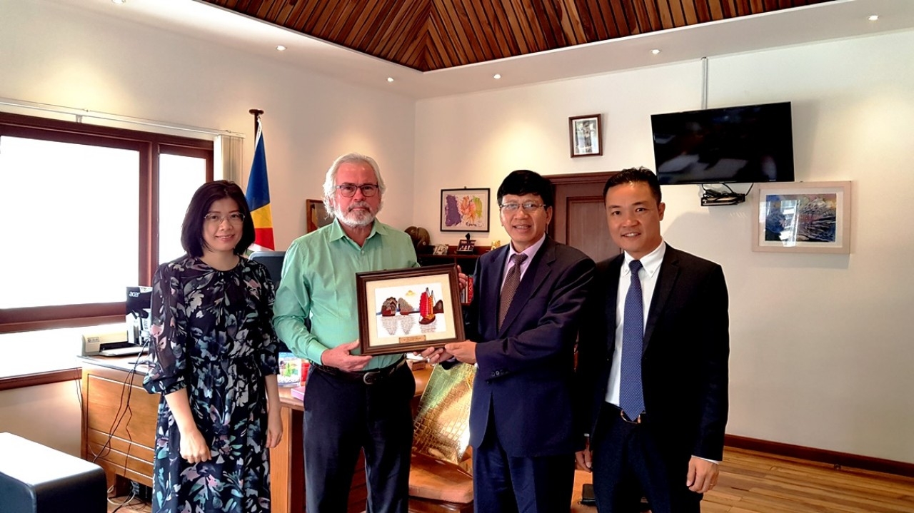 Đại sứ Lê Huy Hoàng trình Thư Ủy nhiệm lên Tổng thống Cộng hòa Seychelles dai su le huy hoang trinh thu uy nhiem len tong thong cong hoa seychelles