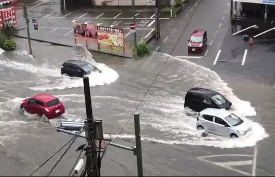 Bão Tapah đổ bộ, Nhật Bản sơ tán 2.000 dân, 400 chuyến bay bị hủy