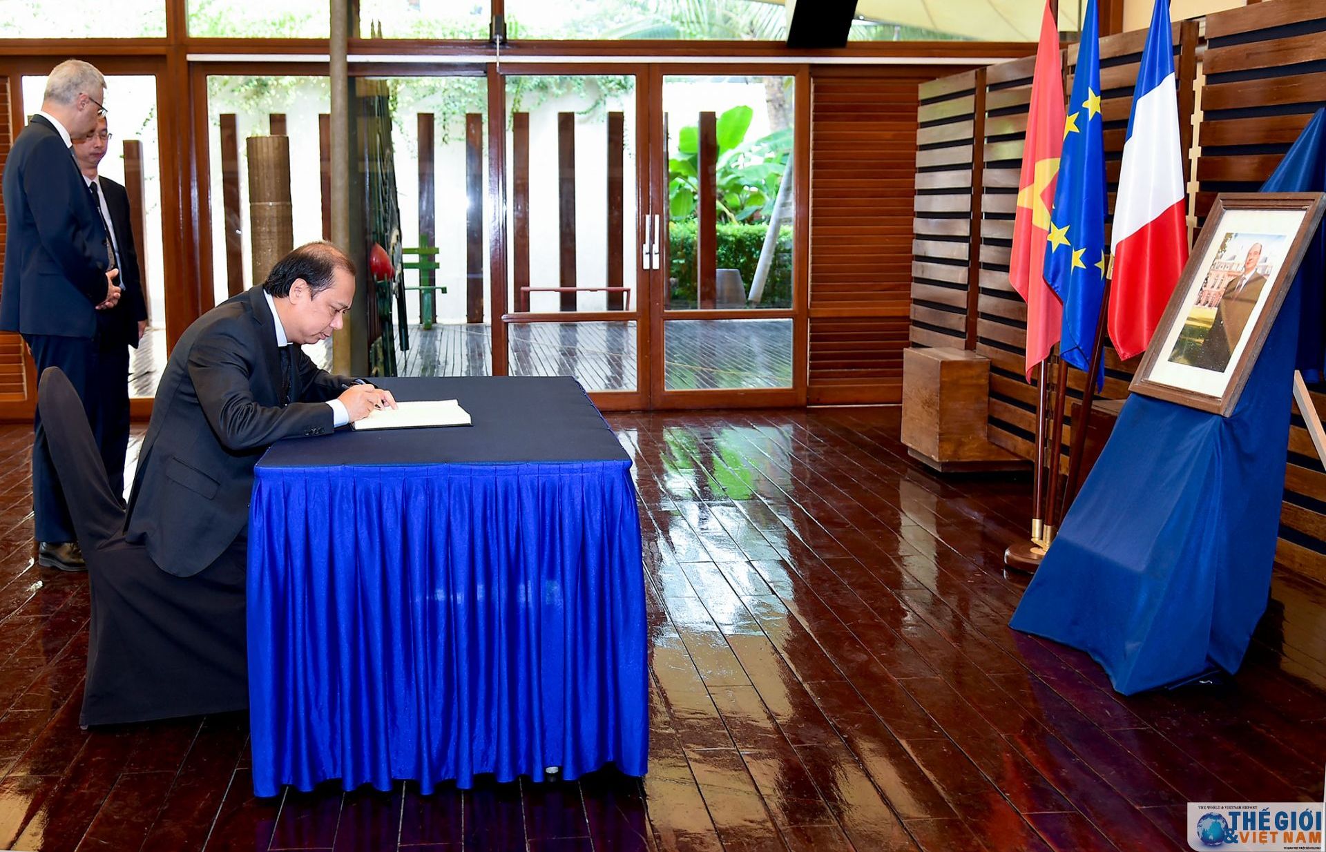 Thứ trưởng Ngoại giao Nguyễn Quốc Dũng ghi sổ tang viếng cựu Tổng thống Pháp Jacques Chirac