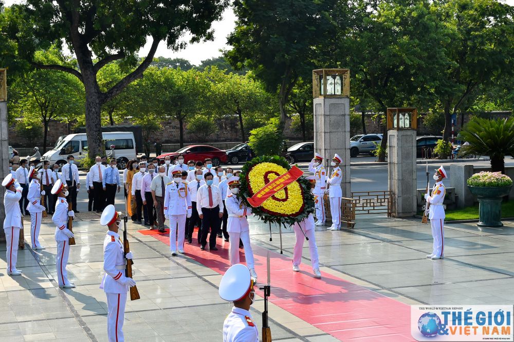 doan-lanh-dao-bo-ngoai-giao-vao-lang-vieng-chu-tich-ho-chi-minh-dip-quoc-khanh-29-9