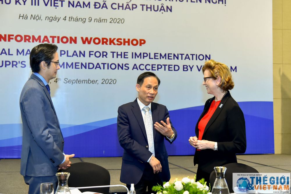 Ủy viên Trung ương Đảng, Thứ trưởng Ngoại giao Lê Hoài Trung trao đổi với bà Caitlin Wiesen, Đại diện Thường trú của UNDP Việt Nam và ông Đỗ Hùng Việt, Vụ trưởng Vụ Tổ chức Quốc tế, Bộ Ngoại giao. (Ảnh: Tuấn Anh) viet-nam-quyet-tam-va-no-luc-bao-dam-quyen-con-nguoi-va-thuc-hien-cac-khuyen-nghi-upr-15