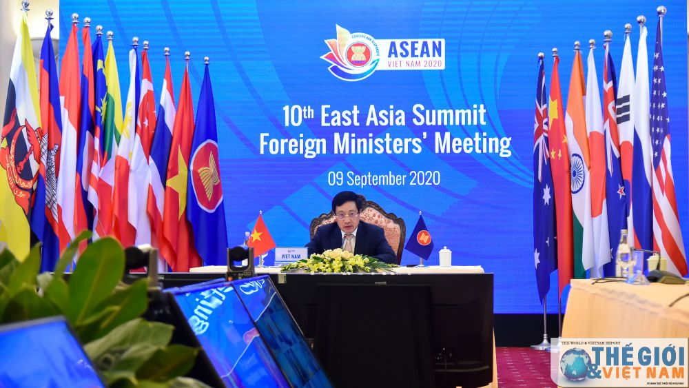 Trong khuôn khổ Hội nghị Bộ trưởng Ngoại giao ASEAN lần thứ 53 (AMM-53) và các Hội nghị Bộ trưởng liên quan, tối ngày 9/9, Phó Thủ tướng, Bộ trưởng Ngoại giao Phạm Bình Minh, trong vai trò nước Chủ tịch ASEAN và Chủ tịch Hội nghị Cấp cao Đông Á, đã chủ trì Hội nghị trực tuyến Bộ trưởng Ngoại giao Cấp cao Đông Á (EAS) lần thứ 10. (Ảnh: Tuấn Anh) amm-53-eas-10-keu-goi-som-hoan-tat-xay-dung-mot-bo-quy-tac-ung-xu-tai-bien-dong