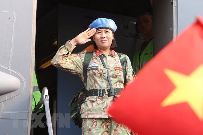 Tham gia hoạt động gìn giữ hòa bình của LHQ là điểm sáng thể hiện tinh thần đối tác có trách nhiệm của Việt Nam. Tháng 6/2014, Việt Nam lần đầu tiên cử lực lượng tham gia các hoạt động gìn giữ hòa bình của LHQ. Việt Nam cũng đã cử nhiều sĩ quan quân đội và 2 bệnh viện dã chiến cấp II số 1, số 2 tham gia các hoạt động gìn giữ hòa bình của LHQ tại Nam Sudan. Trong ảnh: Cán bộ, chiến sỹ Bệnh viện dã chiến cấp 2 số 2 chào tạm biệt người thân và đồng đội lên đường làm nhiệm vụ tại Phái bộ Nam Sudan. nhung-dau-moc-trong-qua-trinh-viet-nam-tham-gia-lien-hop-quoc-qua-anh-23