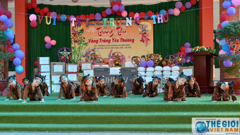 nhom phu nu cong dong asean tai ha noi trao qua trung thu cho tre tan tat tai soc son ha noi