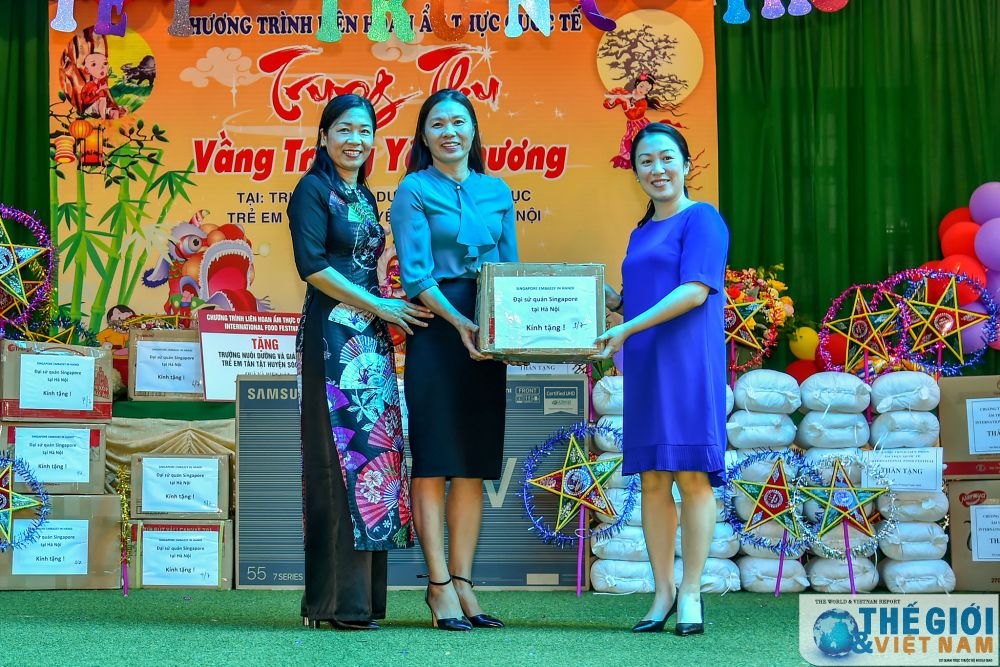 nhom phu nu cong dong asean tai ha noi trao qua trung thu cho tre tan tat tai soc son ha noi