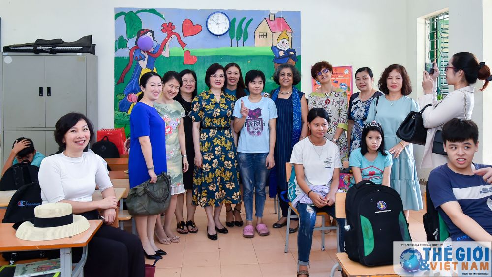 nhom phu nu cong dong asean tai ha noi trao qua trung thu cho tre tan tat tai soc son ha noi