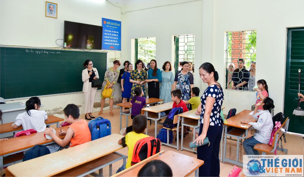 nhom phu nu cong dong asean tai ha noi trao qua trung thu cho tre tan tat tai soc son ha noi