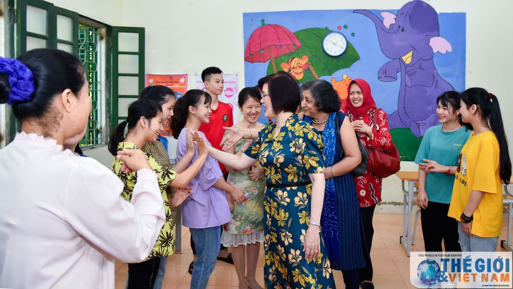 nhom phu nu cong dong asean tai ha noi trao qua trung thu cho tre tan tat tai soc son ha noi