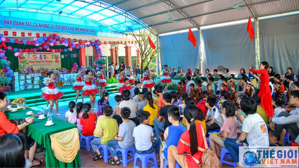 nhom phu nu cong dong asean tai ha noi trao qua trung thu cho tre tan tat tai soc son ha noi