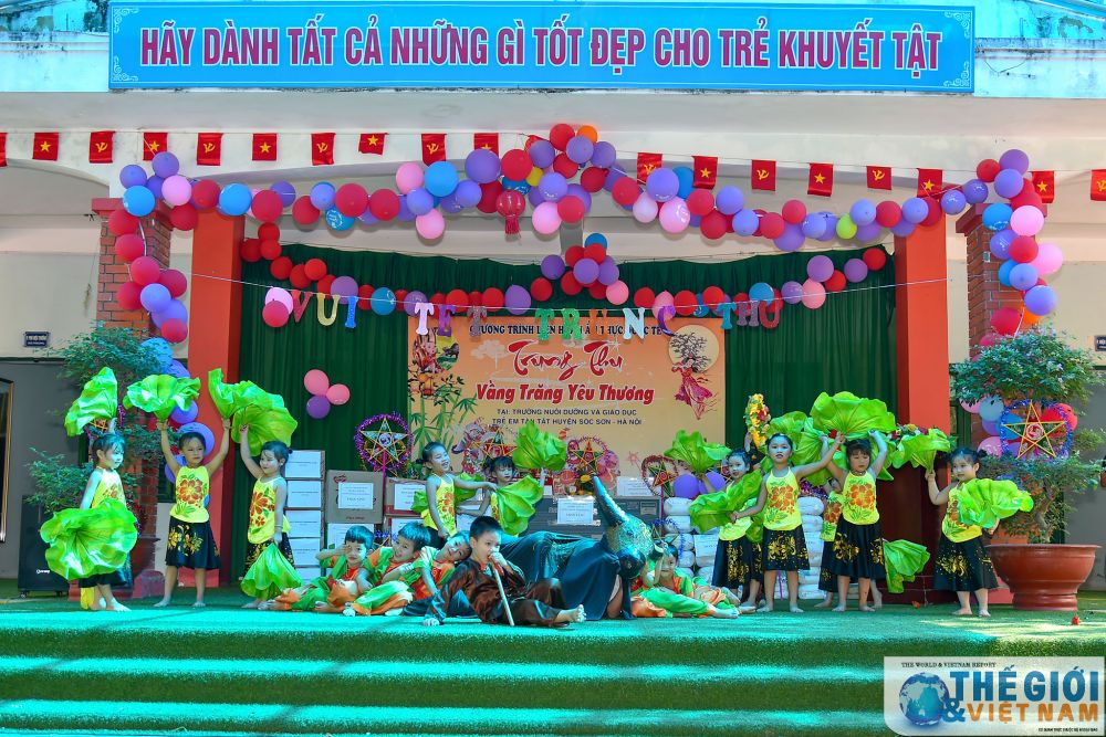 nhom phu nu cong dong asean tai ha noi trao qua trung thu cho tre tan tat tai soc son ha noi