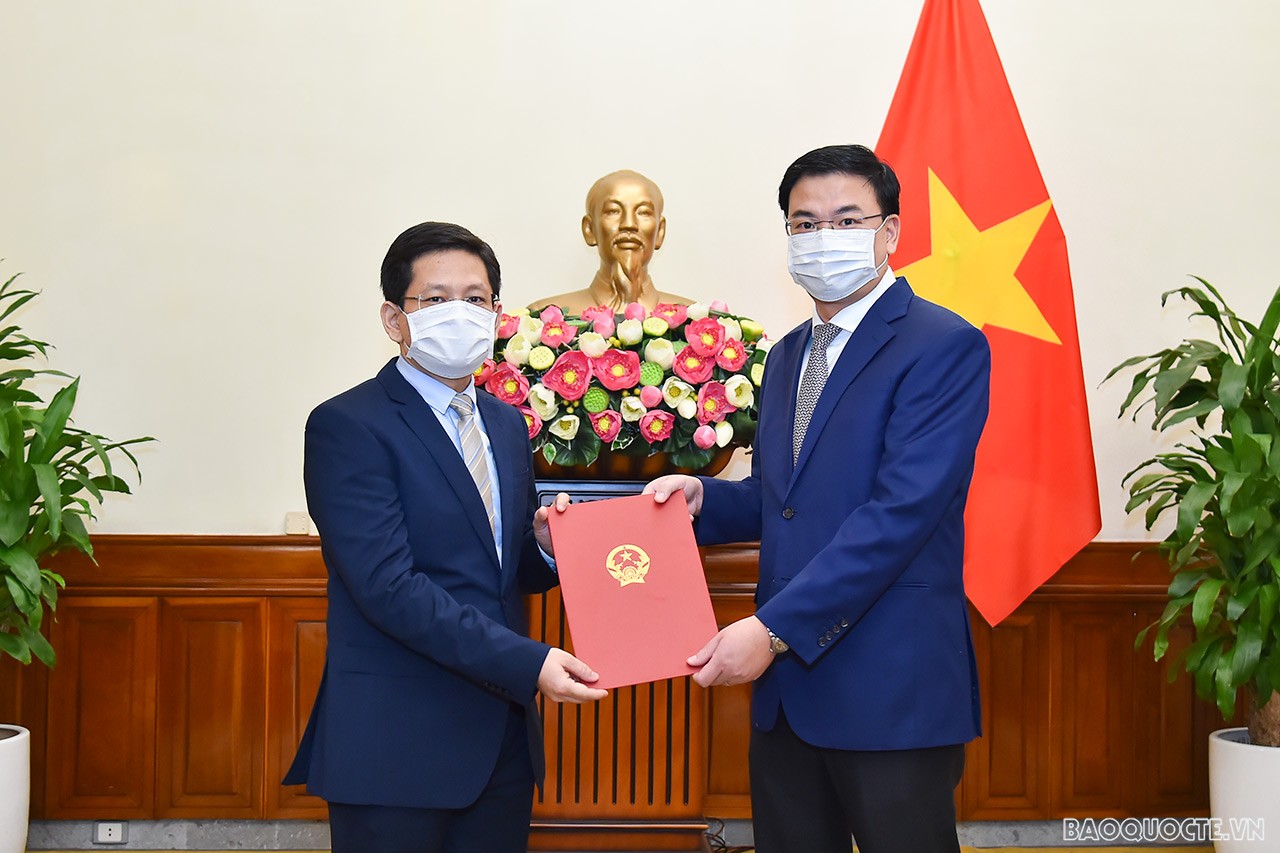 Tại buổi lễ trao quyết định, Thứ trưởng Ngoại giao Phạm Quang Hiệu đã trao quyết định cử ông Bùi Hà Nam, Phó Vụ trưởng phụ trách Vụ Trung Đông - Châu Phi làm Quyền Vụ trưởng Vụ Trung Đông - Châu Phi.