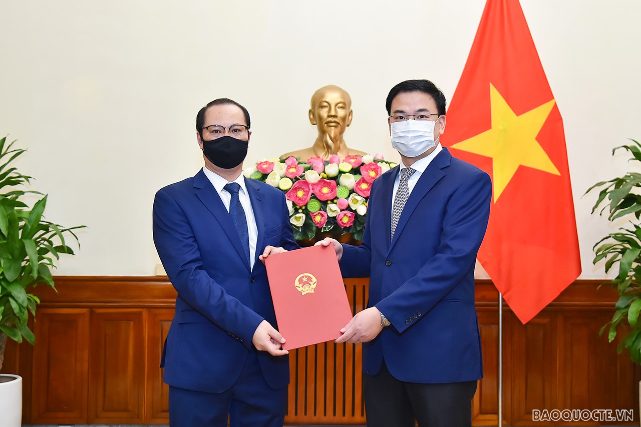 Thứ trưởng Ngoại giao Phạm Quang Hiệu đã trao quyết định điều động và bổ nhiệm ông Nguyễn Việt Kiên, Tập sự Phó Vụ trưởng Vụ ASEAN giữ chức Phó Giám đốc Trung tâm Thông tin Tư liệu, Học viện Ngoại giao.