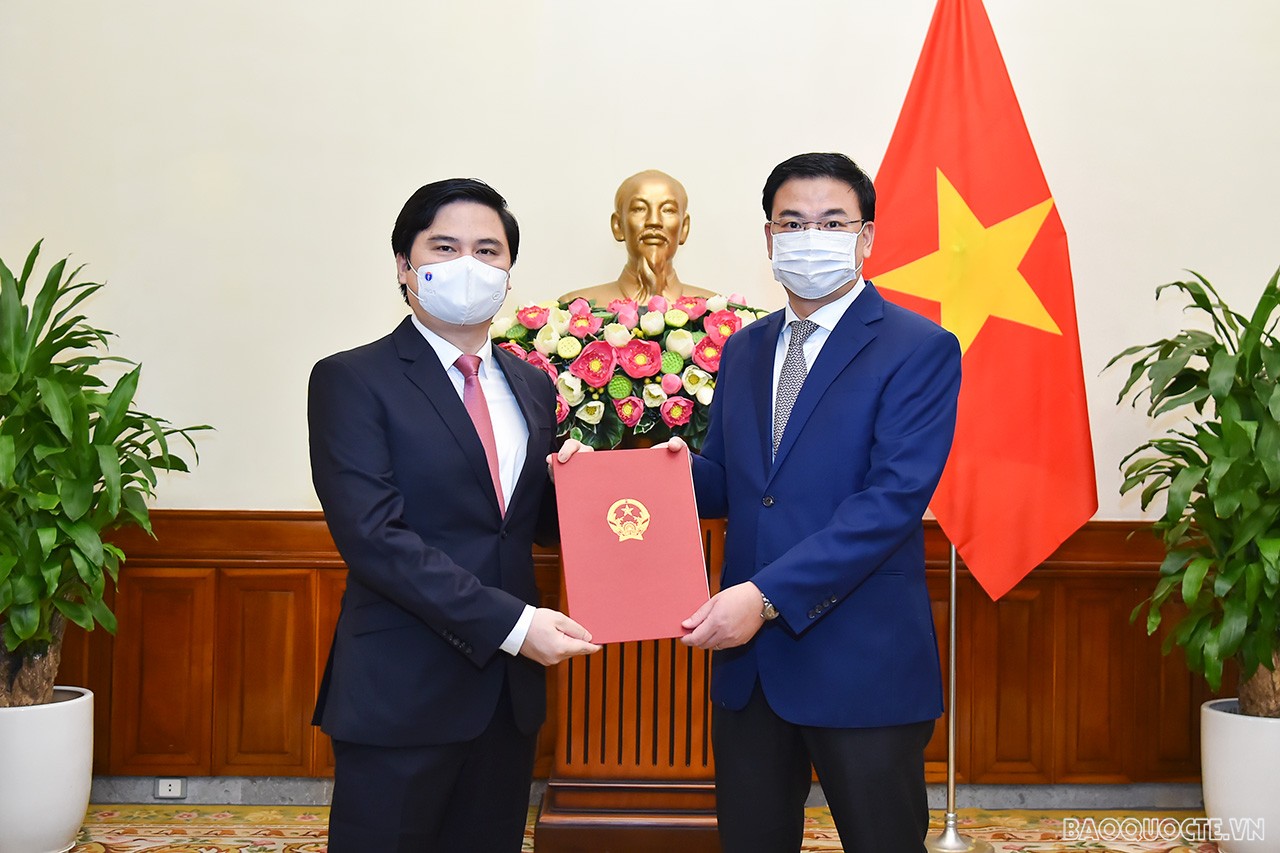 Thứ trưởng Ngoại giao Phạm Quang Hiệu đã trao quyết định điều động và bổ nhiệm ông Nguyễn Đồng Trung, Tập sự Phó Vụ trưởng Vụ ASEAN giữ chức Phó Cục trưởng Cục Ngoại vụ.