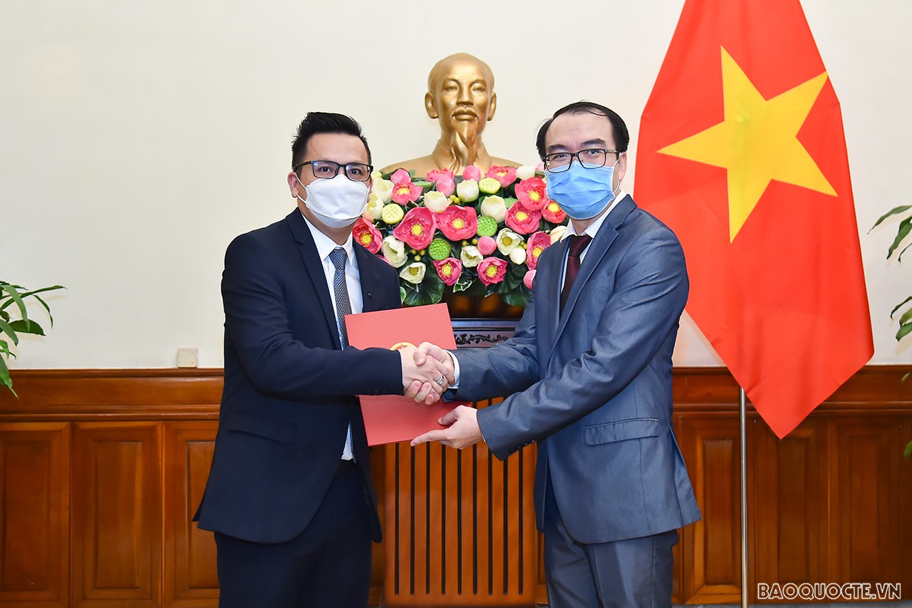 Cùng ngày, Phó Vụ trưởng Vụ Tổ chức Cán bộ Lê Đức Thiện đã trao quyết định công nhận ông Đan Anh Tuấn là Tập sự Phó Vụ trưởng Vụ Thông tin - Văn hóa, Ủy ban Nhà nước về người Việt Nam ở nước ngoài.