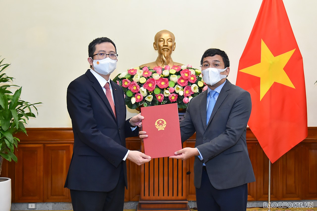 Tại buổi lễ, Ủy viên dự khuyết Trung ương Đảng, Thứ trưởng Ngoại giao Nguyễn Minh Vũ đã trao quyết định cử ông Phạm Thanh Bình, Phó Vụ trưởng Vụ Đông Bắc Á làm Quyền Vụ trưởng Vụ Đông Bắc Á. Tại buổi lễ, Ủy viên dự khuyết Trung ương Đảng, Thứ trưởng Ngoại giao Nguyễn Minh Vũ đã trao quyết định cử ông Phạm Thanh Bình, Phó Vụ trưởng Vụ Đông Bắc Á làm Quyền Vụ trưởng Vụ Đông Bắc Á.