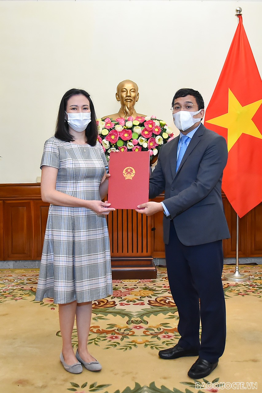 Ủy viên dự khuyết Trung ương Đảng, Thứ trưởng Ngoại giao Nguyễn Minh Vũ đã trao quyết định tiếp nhận và điều động bà Nguyễn Thị Minh Nguyệt, nguyên Tham tán Công sứ - Người thứ Hai Đại sứ quán Việt Nam tại Ba Lan, hết nhiệm kỳ về nước giữ chức Phó Tổng Biên tập Báo Thế giới và Việt Nam. Ủy viên dự khuyết Trung ương Đảng, Thứ trưởng Ngoại giao Nguyễn Minh Vũ đã trao quyết định tiếp nhận và điều động bà Nguyễn Thị Minh Nguyệt, nguyên Tham tán Công sứ - Người thứ Hai Đại sứ quán Việt Nam tại Ba Lan, hết nhiệm kỳ về nước giữ chức Phó Tổng Biên tập Báo Thế giới và Việt Nam.