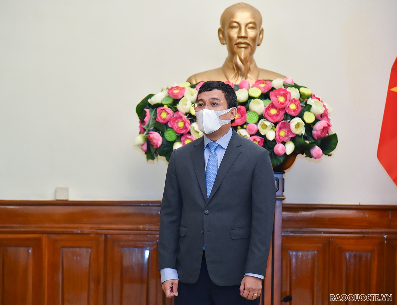 Phát biểu tại Lễ trao quyết định, Thứ trưởng Ngoại giao Nguyễn Minh Vũ chúc mừng ông Phạm Thanh Bình và bà Nguyễn Thị Minh Nguyệt được cử, điều động vào vị trí công tác mới; khẳng định đây là sự tin tưởng của Bộ trưởng, Ban Cán sự Đảng bộ và tập thể Lãnh đạo Bộ đối với phẩm chất, uy tín công tác và năng lực của các cán bộ được điều động lần này. Phát biểu tại Lễ trao quyết định, Thứ trưởng Ngoại giao Nguyễn Minh Vũ chúc mừng ông Phạm Thanh Bình và bà Nguyễn Thị Minh Nguyệt được cử, điều động vào vị trí công tác mới; khẳng định đây là sự tin tưởng của Bộ trưởng, Ban Cán sự Đảng bộ và tập thể Lãnh đạo Bộ đối với phẩm chất, uy tín công tác và năng lực của các cán bộ được điều động lần này.