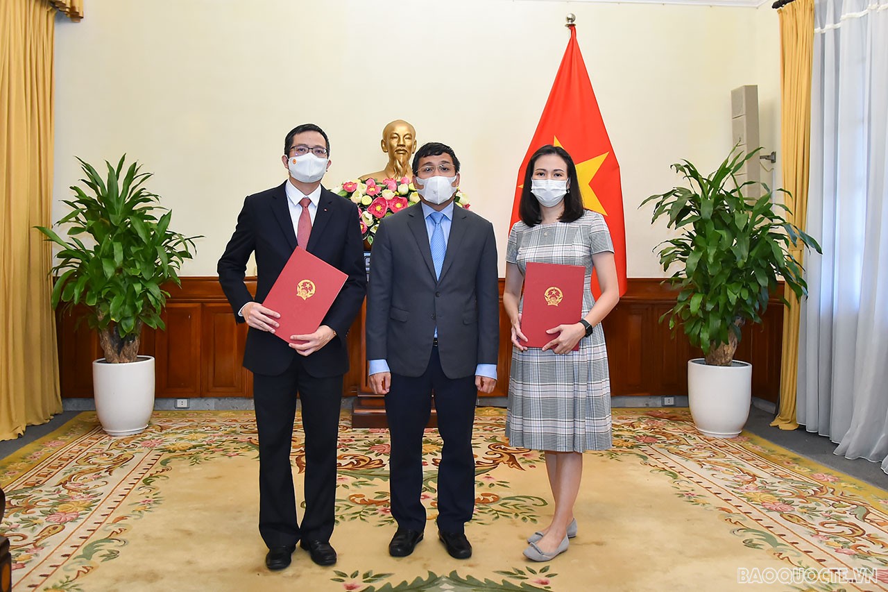 Thứ trưởng cho rằng, thời gian tới, ngành Ngoại giao còn khối lượng lớn công việc để tiếp tục cụ thể hóa đường lối đối ngoại theo các Nghị quyết của Đại hội XII; bày tỏ tin tưởng, với kinh nghiệm tại nhiều vị trí công tác trong và ngoài nước, các cán bộ được trao quyết định lần này sẽ phát huy được năng lực, xây dựng tập thể đơn vị đoàn kết, chính quy hiện đại, đào tạo lớp cán bộ kế cận… hoàn thành tốt các nhiệm vụ được giao. Thứ trưởng cho rằng, thời gian tới, ngành Ngoại giao còn khối lượng lớn công việc để tiếp tục cụ thể hóa đường lối đối ngoại theo các Nghị quyết của Đại hội XII; bày tỏ tin tưởng, với kinh nghiệm tại nhiều vị trí công tác trong và ngoài nước, các cán bộ được trao quyết định lần này sẽ phát huy được năng lực, xây dựng tập thể đơn vị đoàn kết, chính quy hiện đại, đào tạo lớp cán bộ kế cận… hoàn thành tốt các nhiệm vụ được giao.