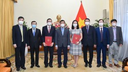 Thứ trưởng Ngoại giao Nguyễn Minh Vũ trao quyết định tiếp nhận và điều động cán bộ cấp Vụ