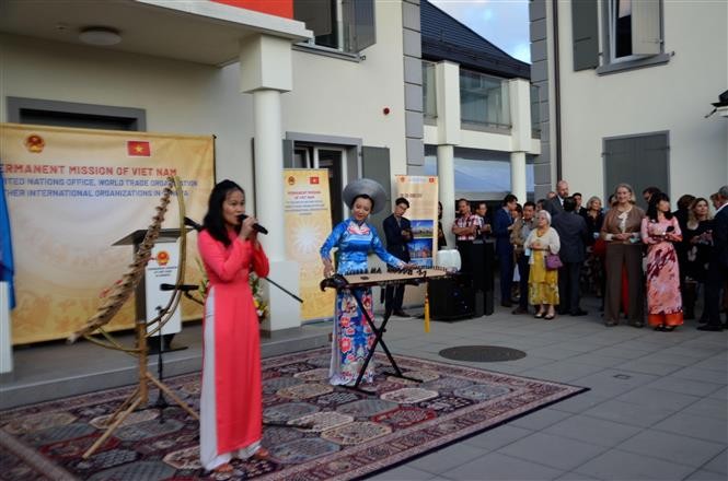 Tiết mục đàn tranh và đơn ca bài Phái đoàn đại diện thường trực Việt Nam tại Geneva trọng thể kỷ niệm 76 năm Quốc khánh 2/9