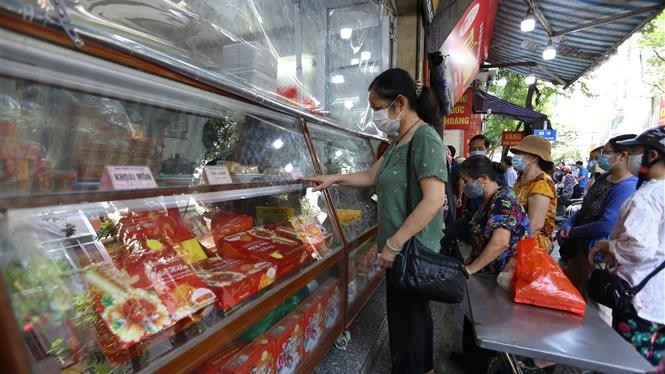 Người Hà Nội tấp nập mua bánh Trung thu sau nới lỏng giãn cách