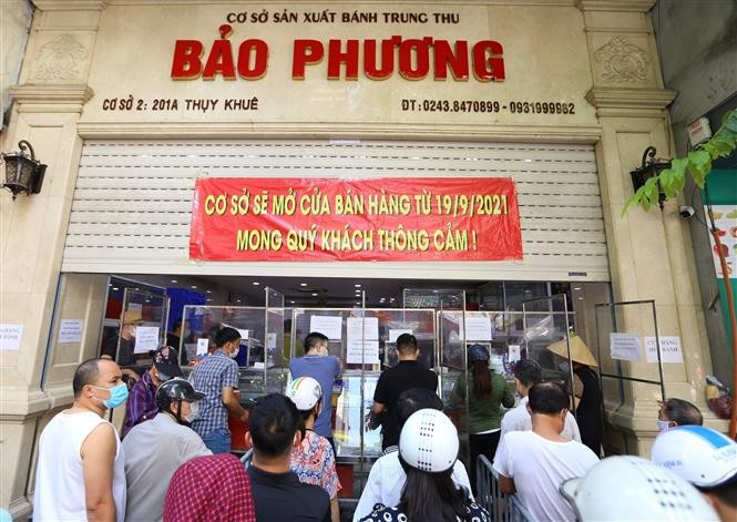 Cửa hàng Bảo Phương (Thụy Khuê, Tây Hồ) đã lắp các vách ngăn phòng dịch cho khách mua hàng.