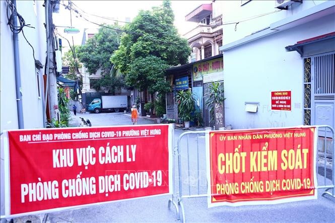 ực lượng chức năng phường Việt Hưng (Long Biên, Hà Nội) đã phong tỏa tạm thời tổ 4, tổ 5 với khoảng hơn 3.000 dân, đồng thời tiến hành truy vết, sàng lọc những người liên quan đến các ca nhiễm. ực lượng chức năng phường Việt Hưng (Long Biên, Hà Nội) đã phong tỏa tạm thời tổ 4, tổ 5 với khoảng hơn 3.000 dân, đồng thời tiến hành truy vết, sàng lọc những người liên quan đến các ca nhiễm.