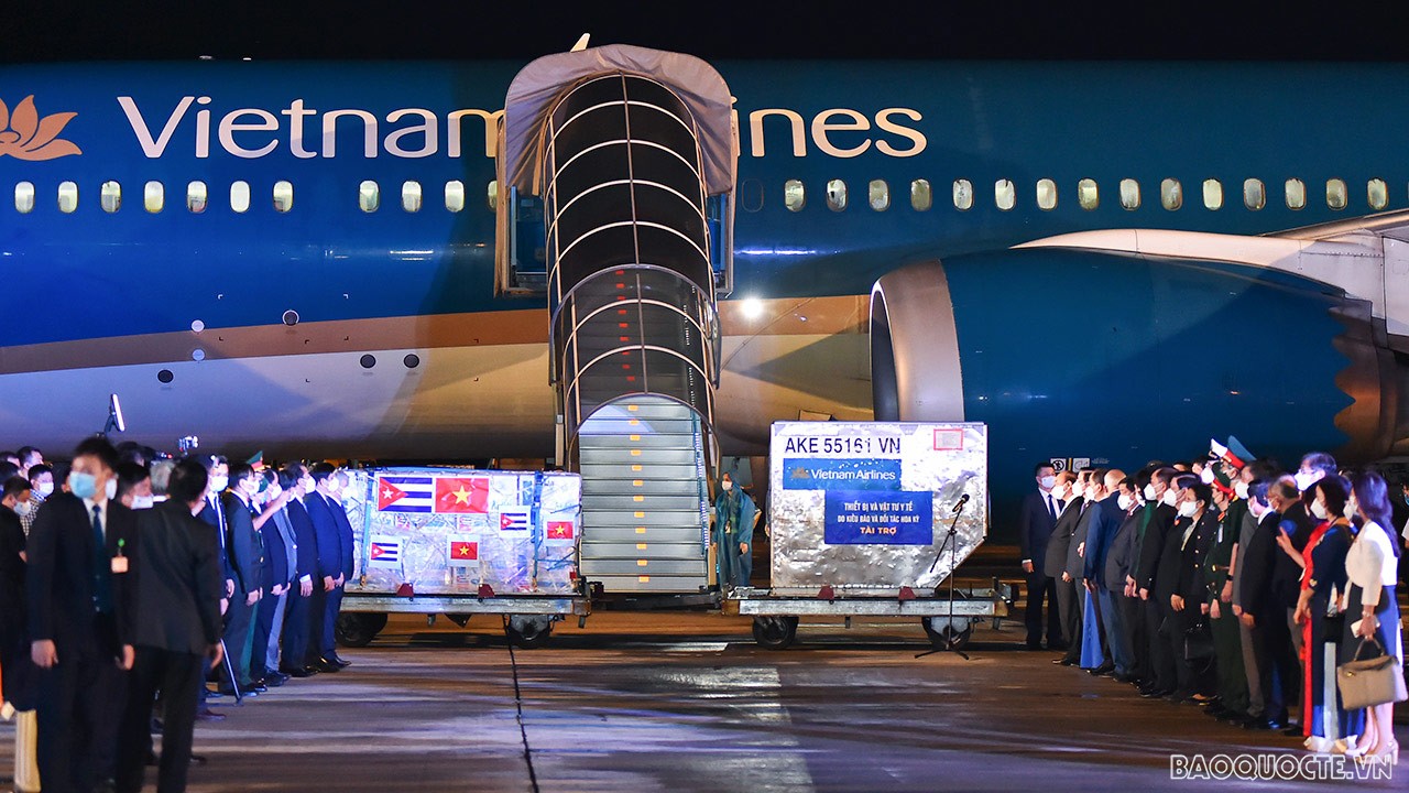Ngay sau khi chuyên cơ đáp xuống sân bay Nội Bài, Bộ Ngoại giao đã chủ trì, phối hợp với Bộ Y tế, Uỷ ban Trung ương Mặt trận Tổ quốc Việt Nam tổ chức Lễ tiếp nhận vaccine, trang thiết bị và vật tư y tế phòng chống dịch Covid-19 được chuyển về Việt Nam cùng đoàn công tác của Chủ tịch nước.
