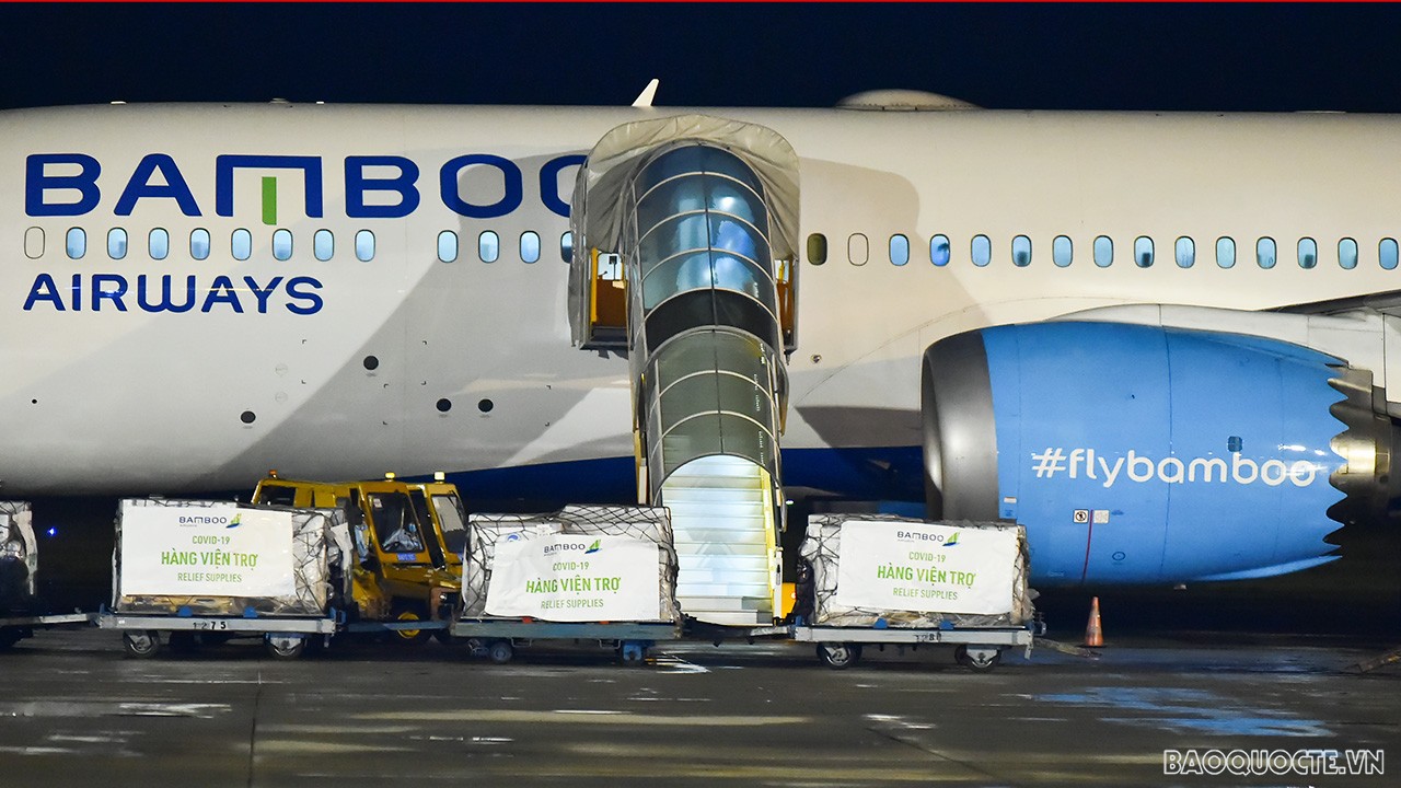 Toàn cảnh lô vaccine Covid-19 Abdala của Cuba và thiết bị, vật tư y tế của các đối tác Hoa Kỳ tài trợ về đến Sân bay Nội Bài