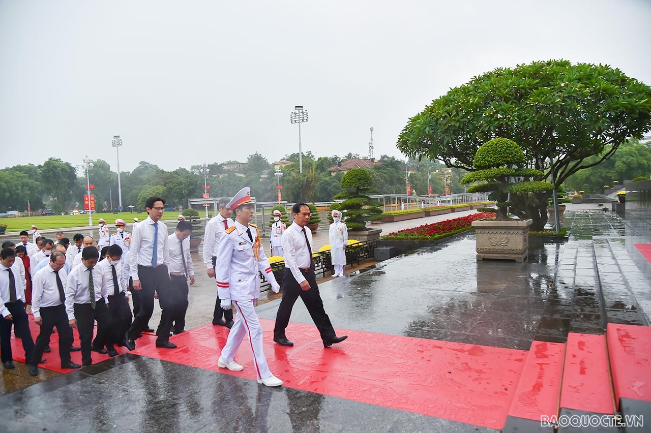 Học tập và làm theo tư tưởng, đạo đức, phong cách của Chủ tịch Hồ Chí Minh, toàn Đảng, toàn dân, toàn quân ta nguyện đoàn kết một lòng, nỗ lực phấn đấu, tận dụng thời cơ, vượt qua thách thức, tiếp tục thực hiện các mục tiêu cao cả của Cách mạng Tháng Tám và Lời thề Độc lập, xây dựng, bảo vệ đất nước Việt Nam hòa bình, độc lập, thống nhất, toàn vẹn lãnh thổ, dân giàu, nước mạnh, dân chủ, công bằng, văn minh.