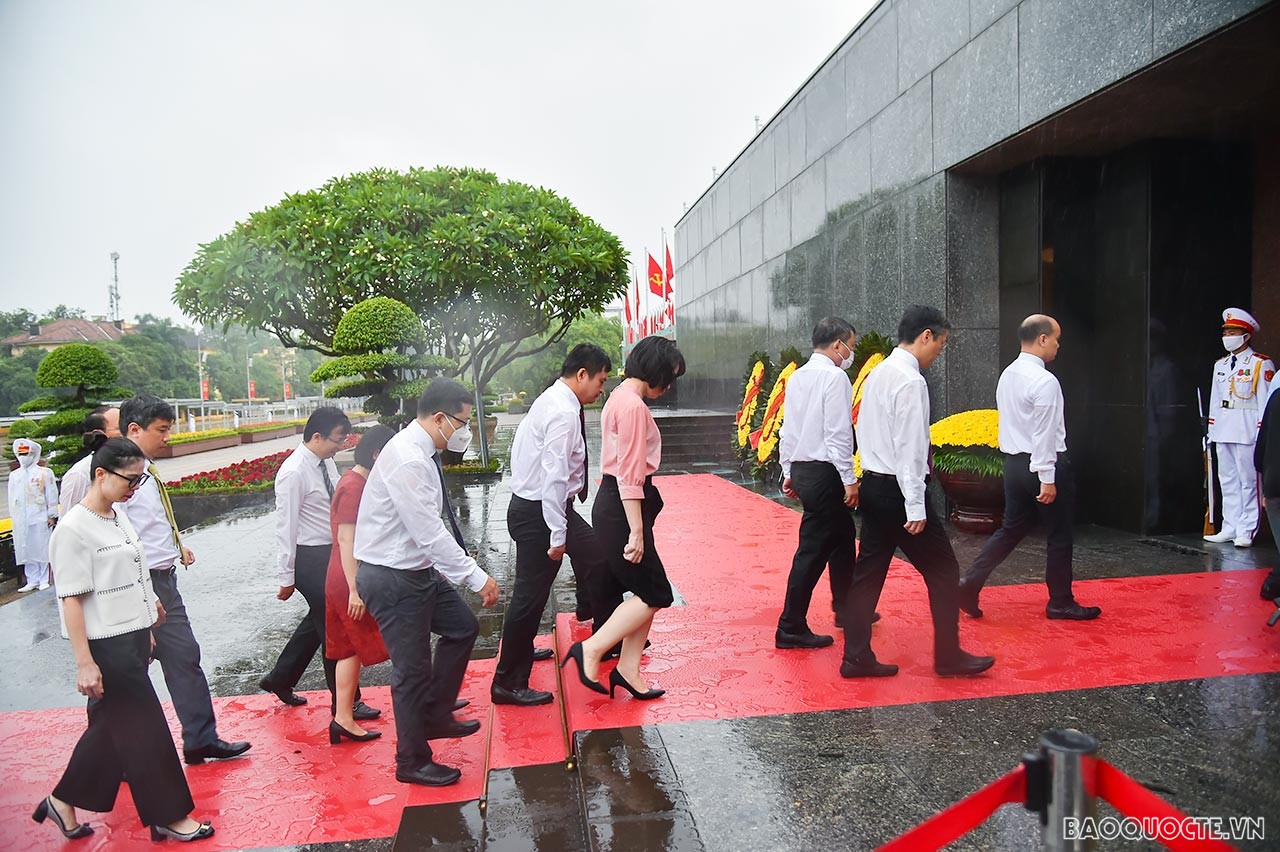 Từ đó, ngành Ngoại giao Việt Nam đã từng bước trưởng thành cả về đội ngũ và trình độ, góp phần bảo vệ thành quả cách mạng, giữ vững độc lập dân tộc, thiết lập quan hệ ngoại giao với các nước, mở đường cho nước Việt Nam Dân chủ Cộng hòa bước ra thế giới. Ngày nay, Việt Nam đã thực sự trở thành bạn và đối tác tin cậy của tất cả các nước trong đó có các nước lớn, có nhiều đóng góp quan trọng cho các công việc chung của thế giới.