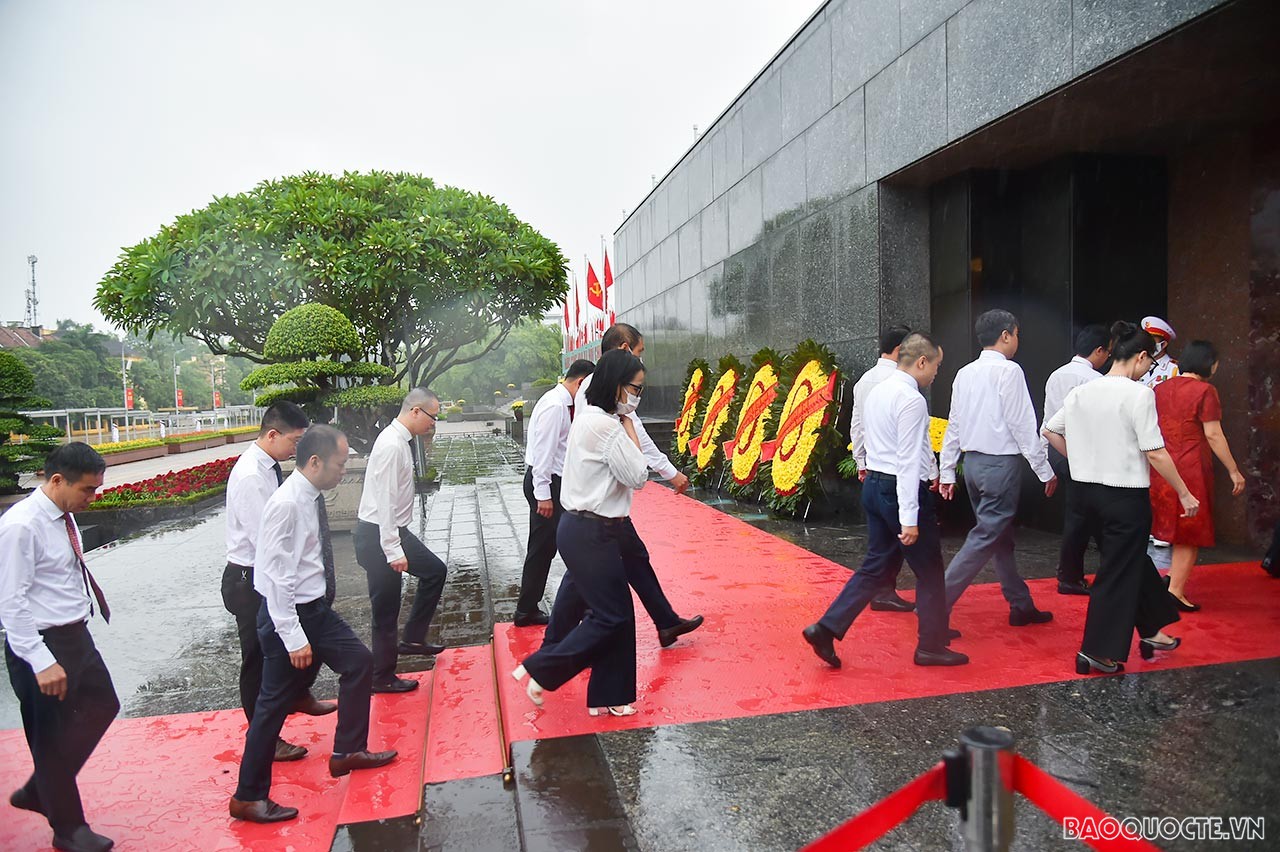Trong thời gian tới, Ngành Ngoại giao tiếp tục phát huy vai trò tiên phong trong tạo lập và giữ vững môi trường hòa bình, ổn định, bảo vệ Tổ quốc từ sớm, từ xa, tranh thủ thời cơ và nguồn lực bên ngoài cho phát triển kinh tế, xã hội và nâng cao vị thế, uy tín đất nước.