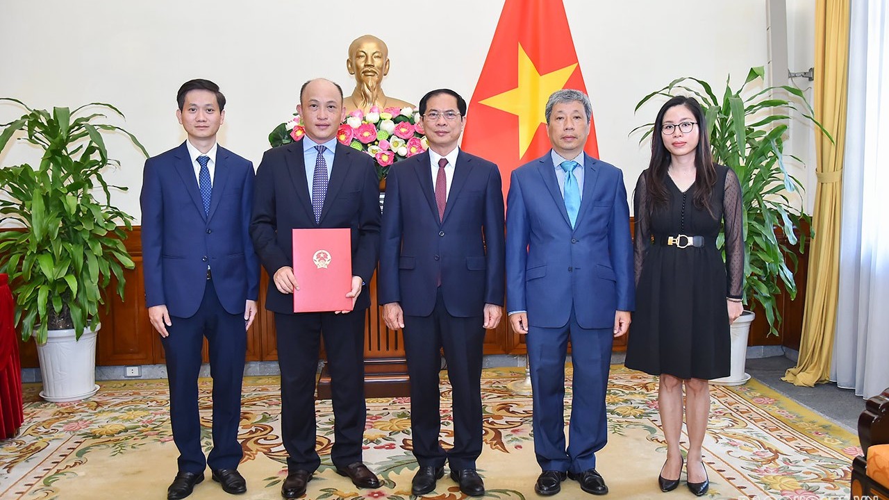 Bộ trưởng Ngoại giao trao quyết định bổ nhiệm Chánh Thanh tra Bộ